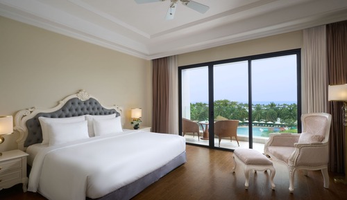 Deluxe Room, 1 King Bed, Pool View