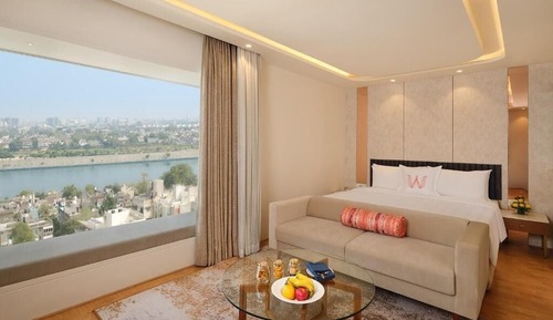Deluxe Room, 1 King Bed (Studio Apartment)