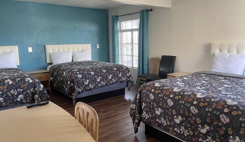 3 queen beds
