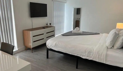 Deluxe Designer Two Bedroom Apartment NO River Views