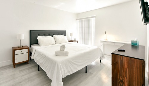 Designer One Bedroom Aparment River Views
