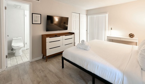 Deluxe Modern Two Bedroom Apartment w/ River views