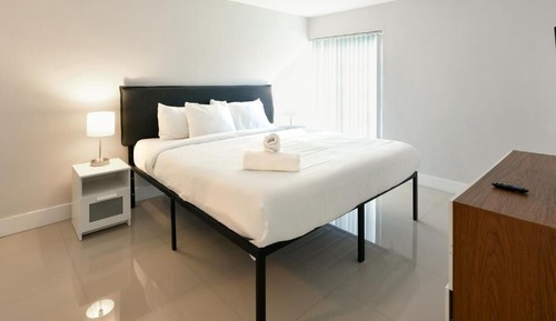 Designer Deluxe One Bedroom Aparment