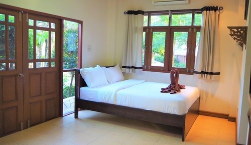 Family House, 3 Bedrooms, Pool Access, Pool View