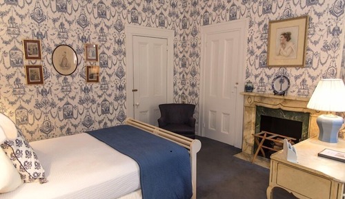 Standard Room, 1 Queen Bed with Shared Bathroom (Le Chateau)