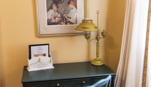 Standard Room, 1 Queen Bed Shared Bathroom (Heritage)