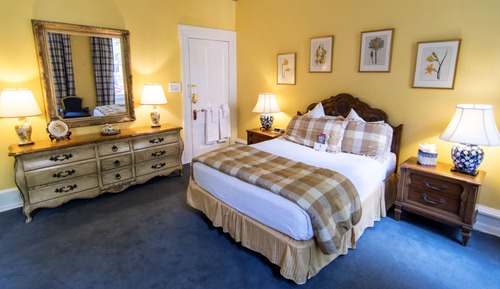 Standard Room, 1 Queen Bed Shared Bathroom (Marquis) 