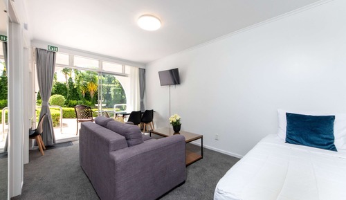 Deluxe Suite, 1 Bedroom, Kitchenette, Garden View (Unit 2)