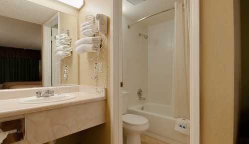 Standard Room, 1 Queen Bed, Accessible, Smoking