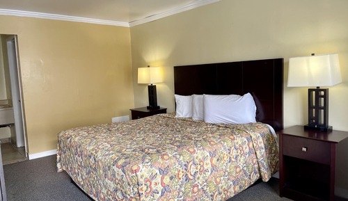 Basic Room, 1 King Bed, Non Smoking, Ground Floor