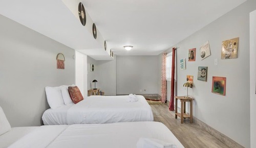 House, Multiple Beds, Pool Access, Pool View (Gilmore Retro Pad)