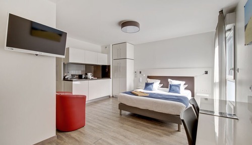 EXECUTIVE STUDIO (DOUBLE BED AND SOFA BED)