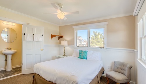 Standard Room, 1 Queen Bed (Upstairs)