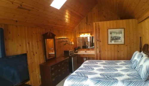 Cottage #6, Motel Cottage, King Bed, Microwave & Mini Fridge