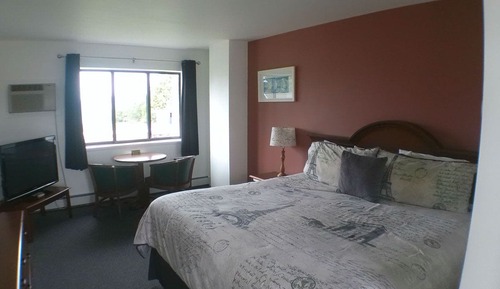 Room, 1 King Bed, Lake View, Ground Floor