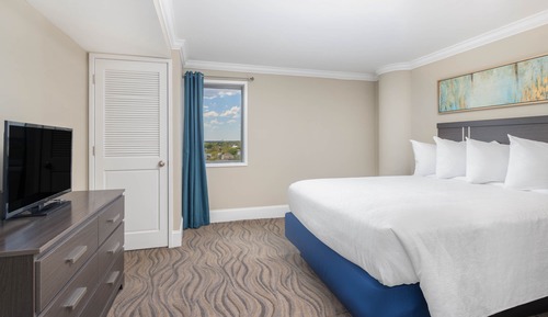 1 Queen Bed Suite (Water View)