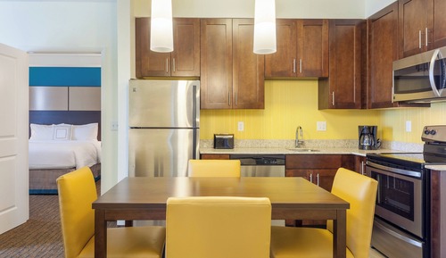 Suite, 2 Bedrooms (Mobility/Hearing Access, Roll-In Shwr)