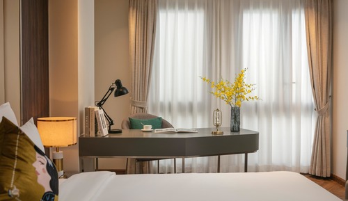 Executive room with bathtub