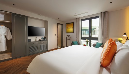 Premier Twin city view room with bathtub