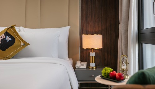 Deluxe Queen city view with bathtub