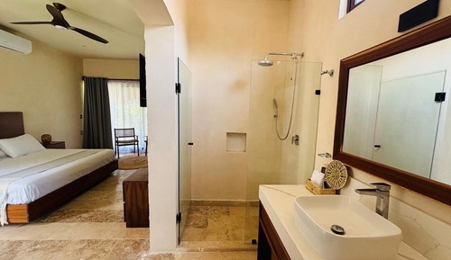 Luxury Suite, Garden View