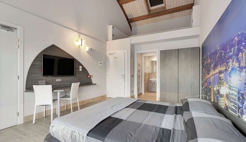 Standard Studio Suite, Balcony, Courtyard View