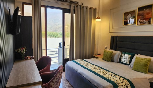 Deluxe Suite, Lake View
