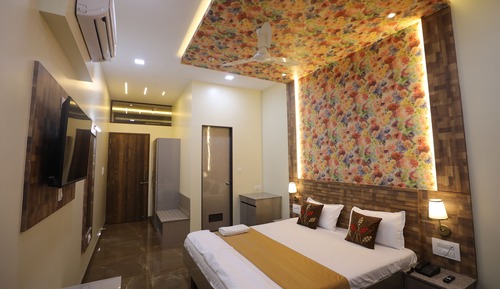 Deluxe Double Room, 1 King Bed, Non Smoking, Private Bathroom
