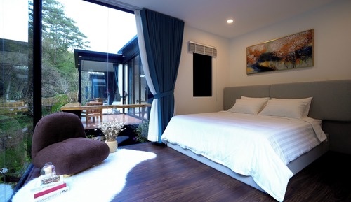 Suite, Lake View