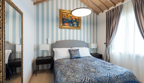 Classic Room, 1 King Bed, Private Bathroom, Hill View
