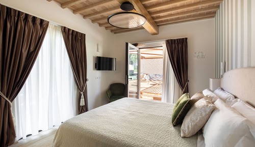 Comfort Room, 1 King Bed, Private Bathroom, Hill View