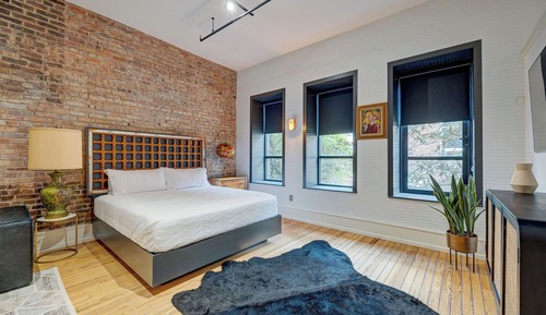 Luxe 220, Unit 5 - Adjacent City View Suites