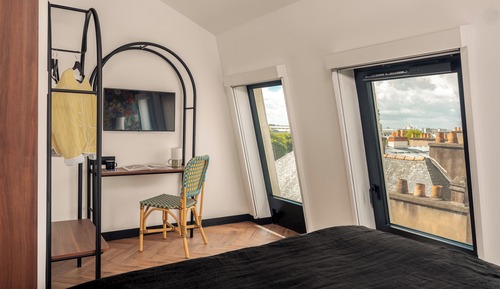 Comfort Room, City View