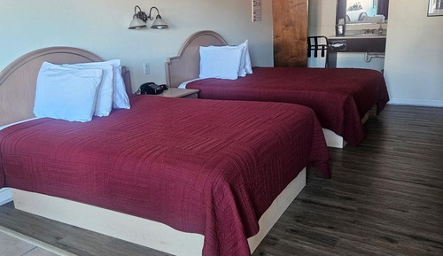 Economy Room, 2 Queen Beds, Mountain View