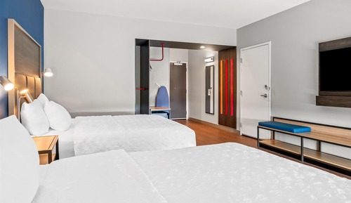 Room, 2 Queen Beds, Accessible, Bathtub