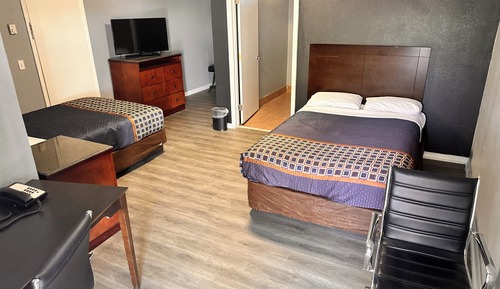 Basic Room, 2 Queen Beds, Bathtub Grab Bars, Non Smoking
