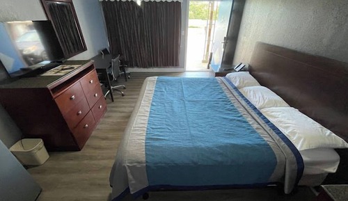 Room, 1 King Bed, Smoking