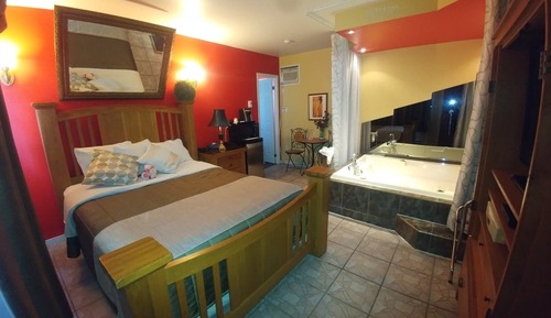 Premium Room, 1 Queen Bed, Non Smoking, Hot Tub