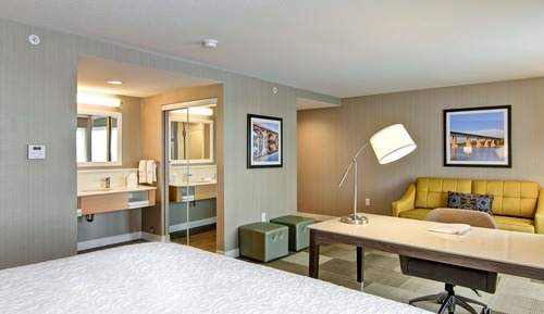 Studio, 1 King Bed, Accessible