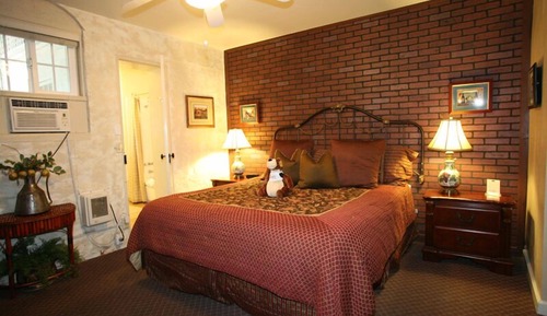 Deluxe One Queen Bed