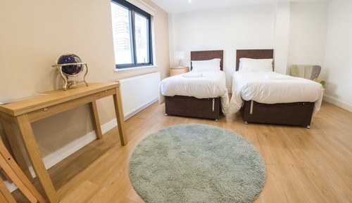 Standard Studio, Ensuite