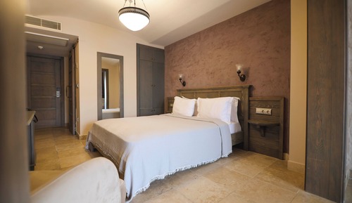 Comfort Room, Pool View