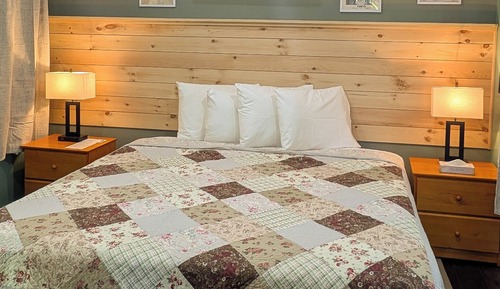 One Bedroom Cabin with Deck (Pet Friendly)