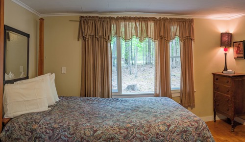 One Bedroom Cabin with Kitchen & Enclosed Porch