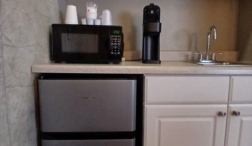 Single Queen W/Kitchenette