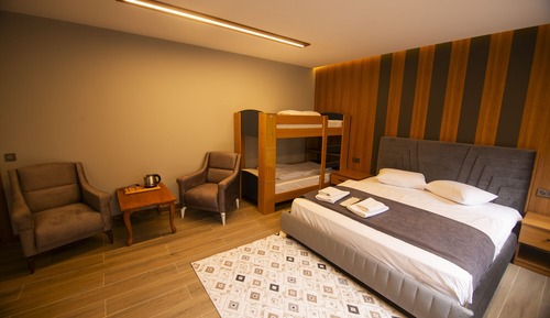 Deluxe Quadruple Room, Jetted Tub, Mountain View