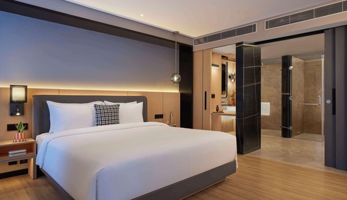 Signature Room, 1 King Bed (Long Stay)
