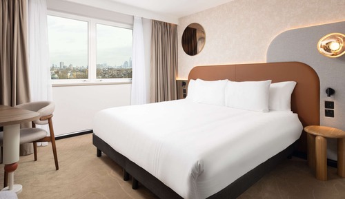 Deluxe Room, 1 King Bed, City View