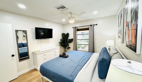 Deluxe 1-Bedroom King w/ Kitchen and Sofa Bed