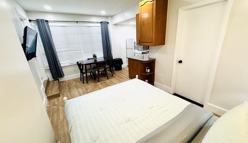 Superior Queen Studio w/ Kitchen & Shared Backyard